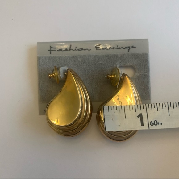 Vintage Gold Tear Drop Costume Earrings - Picture 2 of 3